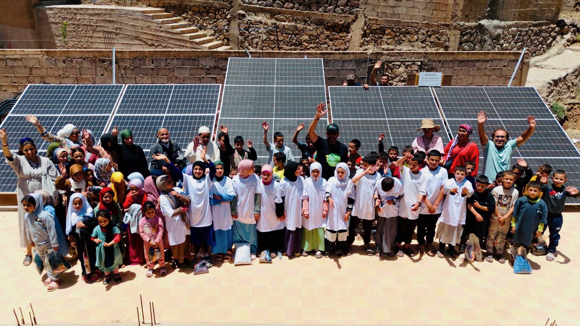 Habitants et enfants réunis devant les panneaux solaires du projet d’accès à l’eau à Imlil