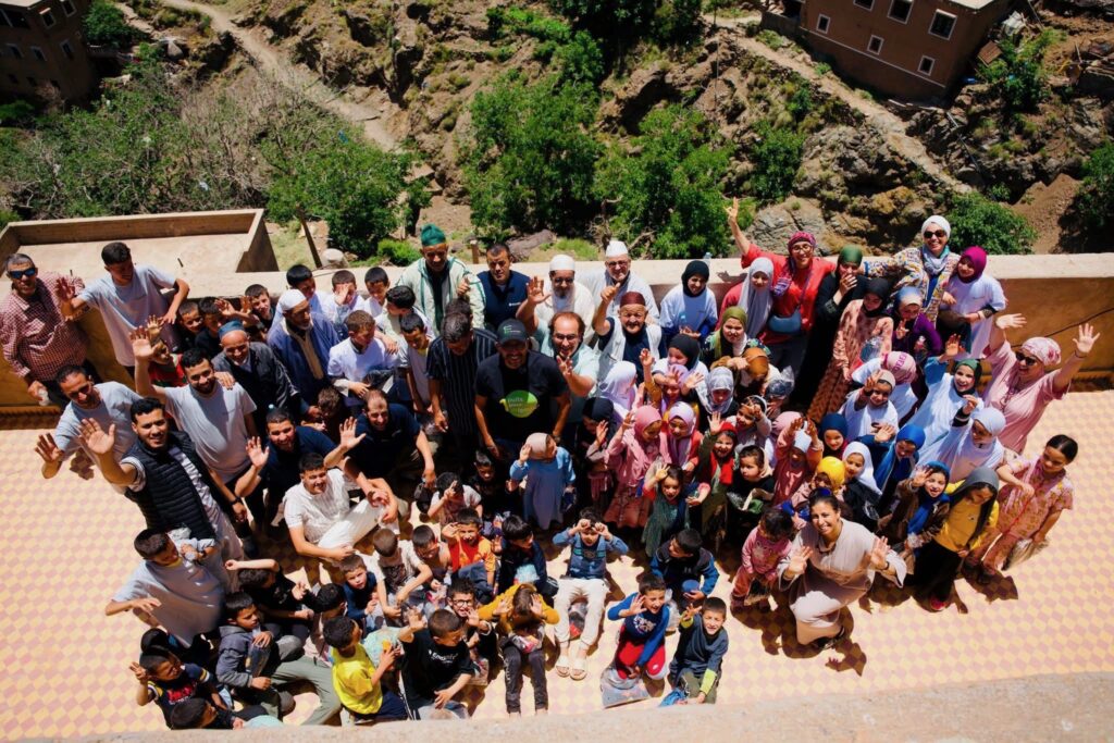 Moment de partage avec les habitants d’Imlil lors de l’inauguration du projet solaire pour l’accès à l’eau